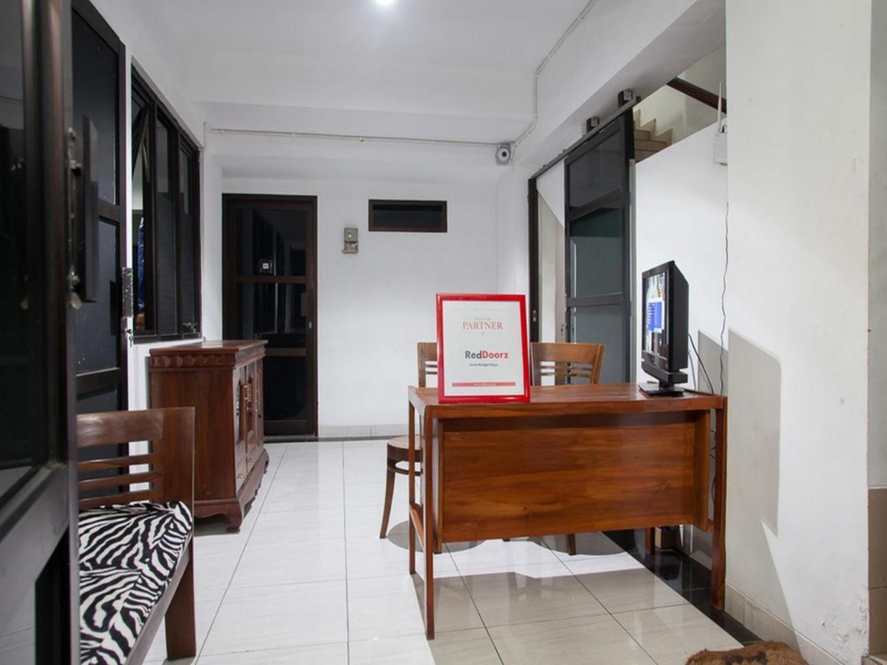 Reddoorz Syariah Near Dbl Arena 2 Hotel Surabaya Eksteriør billede